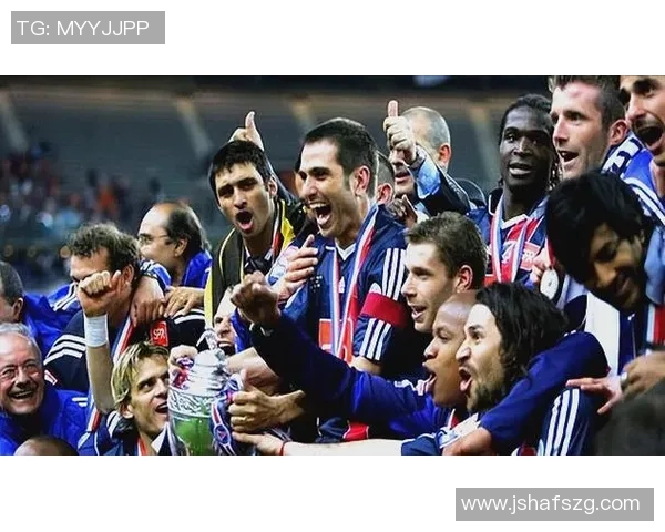 巴黎圣日耳曼六冠辉煌之路：从法甲霸主到洲际杯的传奇征程